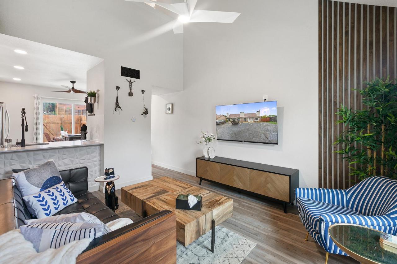 Contemporary Couples Getaway Near Austin Favorites - Loft 21 Apartment Ngoại thất bức ảnh