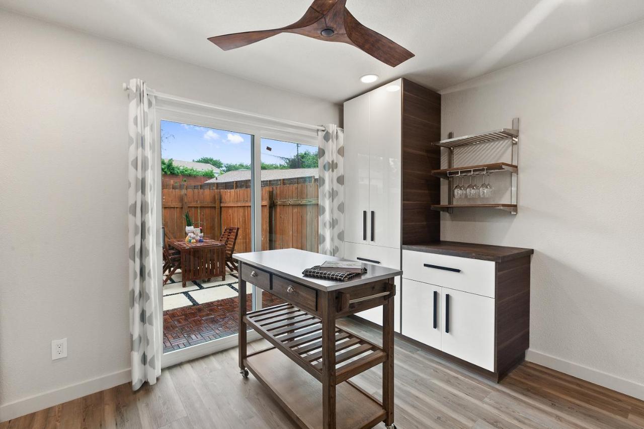 Contemporary Couples Getaway Near Austin Favorites - Loft 21 Apartment Ngoại thất bức ảnh
