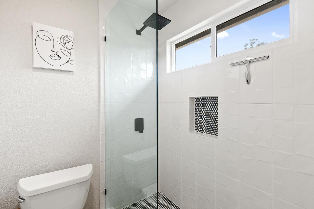 Contemporary Couples Getaway Near Austin Favorites - Loft 21 Apartment Ngoại thất bức ảnh