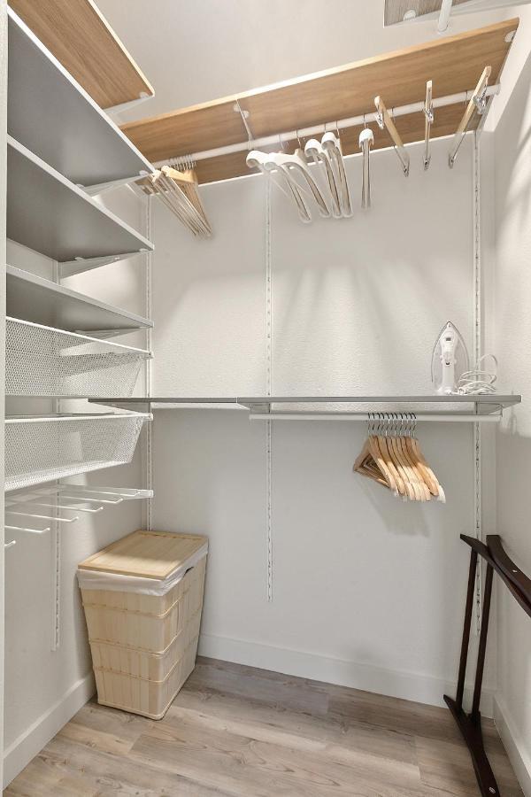 Contemporary Couples Getaway Near Austin Favorites - Loft 21 Apartment Ngoại thất bức ảnh
